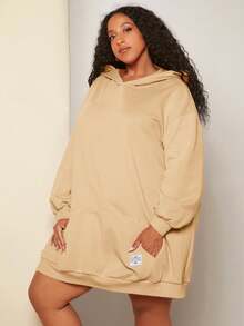SHEIN CURVE+ 大碼字母貼布袋鼠口袋落肩袖連帽衛衣裙 - 卡其色 - 查看 3