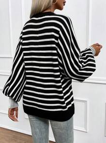 SHEIN LUNE Suéter de punto con mangas de murciélago y estampado de rayas para otoño e invierno - Blanco y Negro - Ver 2