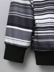 件裝幼兒男孩休閒學院條紋和字母印花運動衫和帶蓋口袋工裝褲，舒適溫暖的冬季服裝，適合家庭、街頭和學校場景