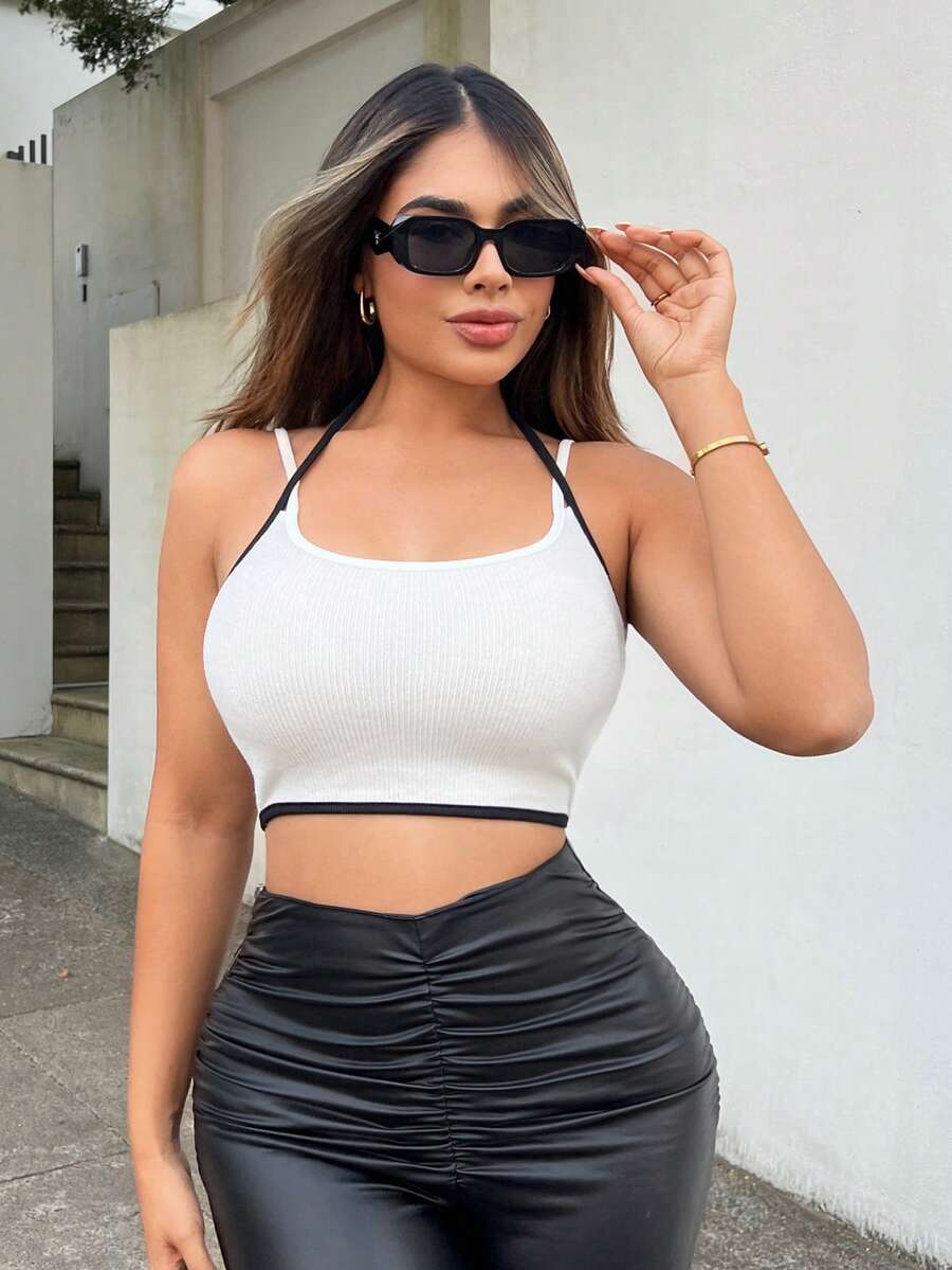 SHEIN SXY Top de tirantes crop unido en contraste de espalda abierta con cordón - Blanco y Negro - Ver 1