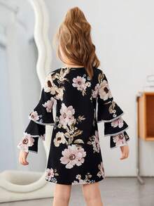 SHEIN 小女孩針織花細節圓領寬鬆優雅洋裝 - 黑色 - 查看 2