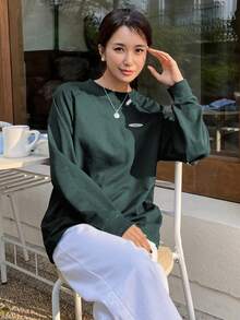 DAZY Letter Patched Raglan Sleeve Tee - Dark Green - View 3