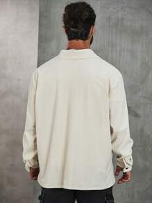Manfinity Homme Hombres talla grande Camisa con estampado de letra con parche de bolsillo de pana