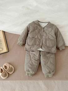 女嬰雙口袋絎縫外套和褲子