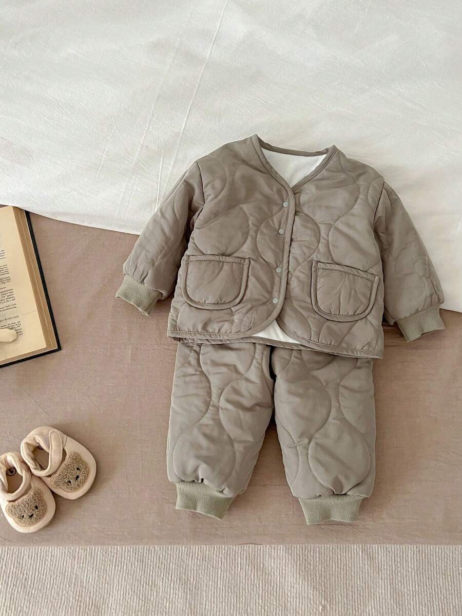 女嬰雙口袋絎縫外套和褲子