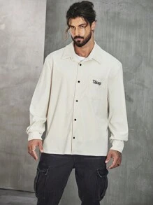 Manfinity Homme Hombres talla grande Camisa con estampado de letra con parche de bolsillo de pana