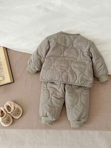 女嬰雙口袋絎縫外套和褲子