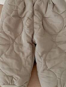 女嬰雙口袋絎縫外套和褲子