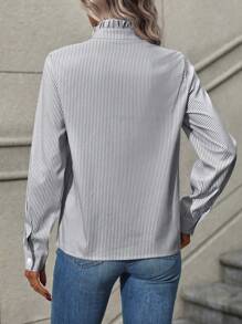 SHEIN Frenchy Camisa De Mujer A Rayas Con Cuello Alto Y Detalles De Volantes - Negro - Ver 2