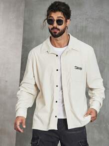 Manfinity Homme Hombres talla grande Camisa con estampado de letra con parche de bolsillo de pana