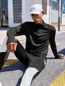 Manfinity Sport Corelite Áo khoác thể thao nam có họa tiết chữ cái quý Zip - màu đen - Xem 5