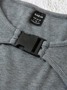 SHEIN EZwear 前鏤空帶扣細節短款T恤 - 深灰色 - 查看 4