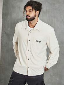 Manfinity Homme Hombres talla grande Camisa con estampado de letra con parche de bolsillo de pana