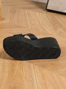 女士厚底人字拖凉鞋、金属金色一脚蹬拖鞋、闪亮交叉带舒适坡跟拖鞋