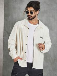 Manfinity Homme Hombres talla grande Camisa con estampado de letra con parche de bolsillo de pana