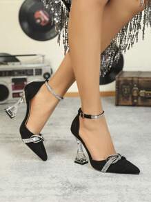 Zapatos con detalle de lazo de moda, tacón grueso y punta puntiaguda, que combinan con vestidos blancos/negros, para el Día de San Valentín