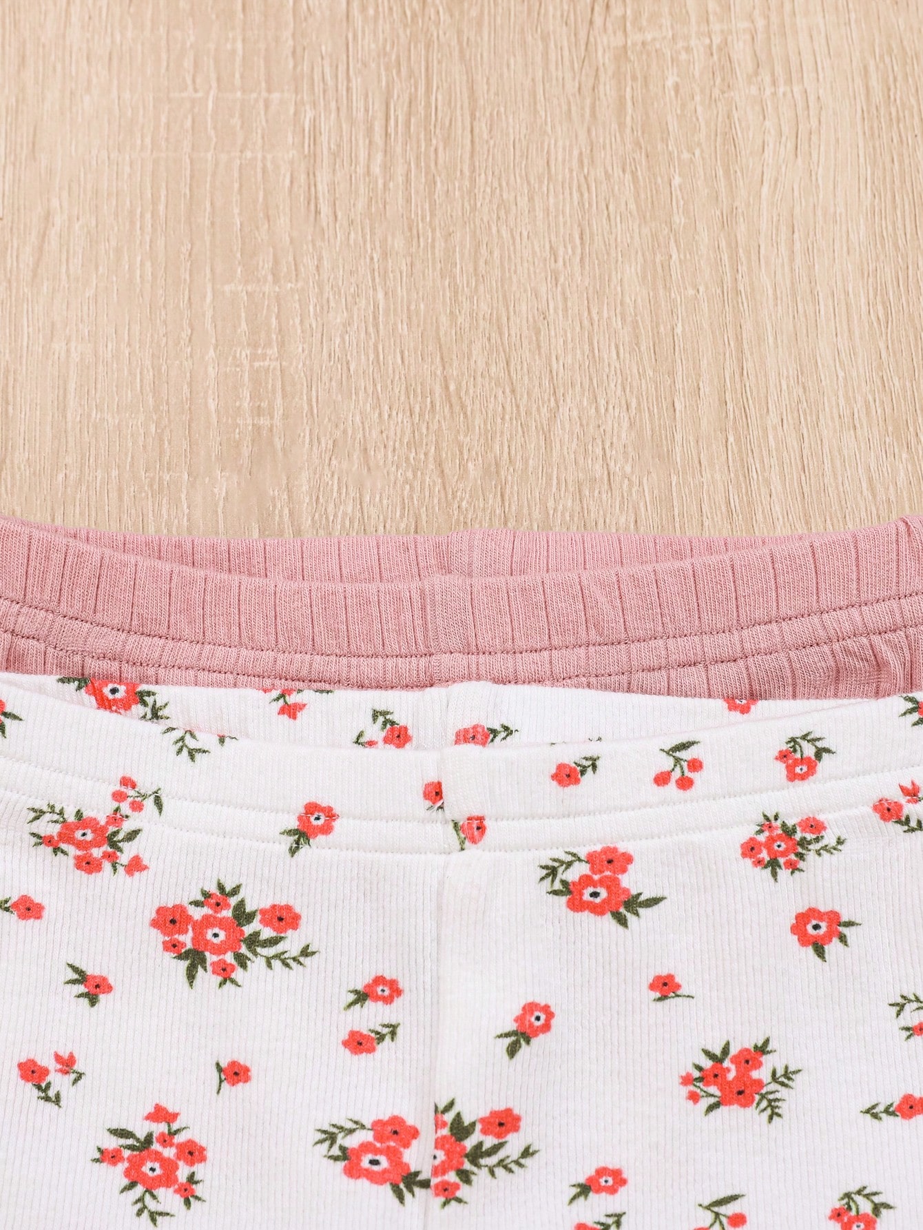 طقمين للرضيعة توب كروشيه مطبوع وبنطال (4 قطع)