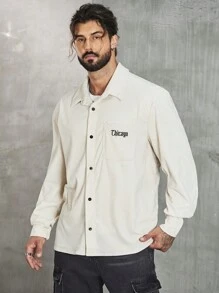 Manfinity Homme Hombres talla grande Camisa con estampado de letra con parche de bolsillo de pana