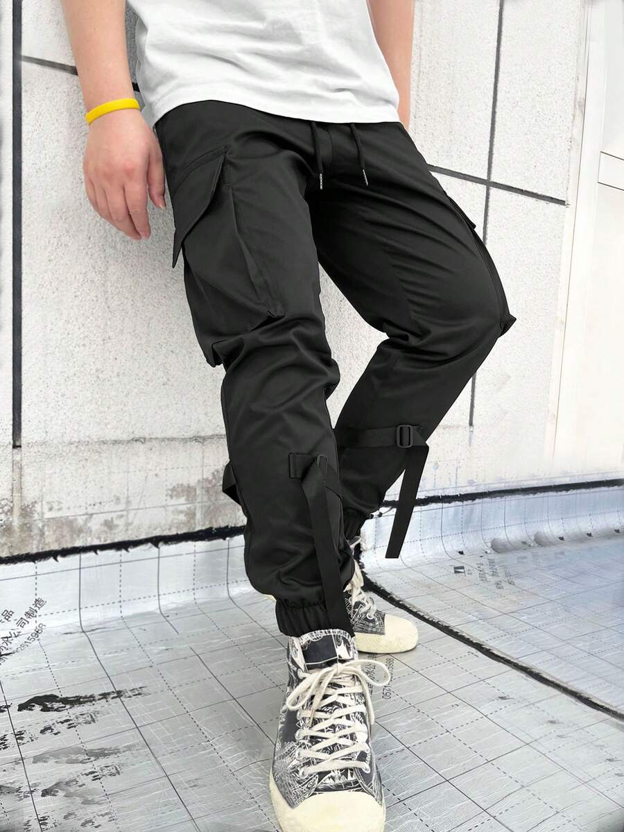Manfinity EMRG 男士鬆身休閒長褲,帶有蓋口口袋和側袋 - 黑色 - 查看 1