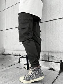 Manfinity EMRG 男士鬆身休閒長褲,帶有蓋口口袋和側袋 - 黑色 - 查看 2