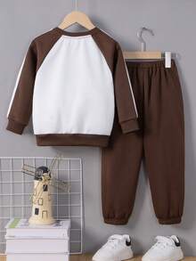 SHEIN 男孩字母圖案倫敦袖運動衫和運動長褲 - 彩色 - 查看 2