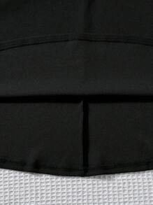 少女纽扣设计半身裙，优雅设计，高腰纽扣装饰，宽松版型，舒适透气