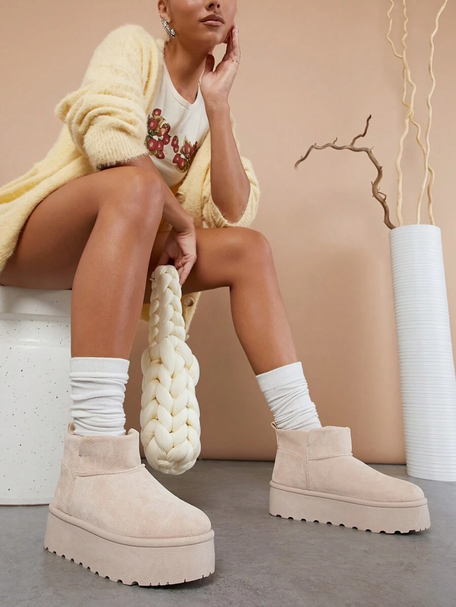 SHUZIA 女士百搭蓬松衬里仿麂皮一脚蹬凸纹鞋底踝靴，适合温暖的新年假期 - 米色 - 查看 1