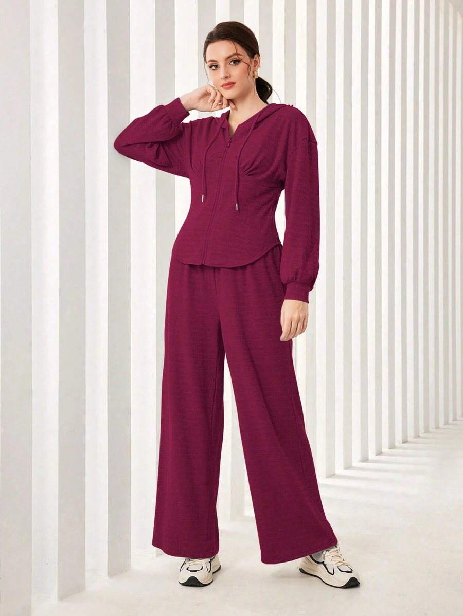 Mulvari Conjunto de 2 piezas con sudadera con capucha de hombros caídos y cordón ajustable, y pantalones de pierna ancha - Rojo violeta - Ver 1