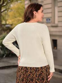 SHEIN Frenchy 大碼字母圖案插肩袖套頭毛衣 - 米色 - 查看 2