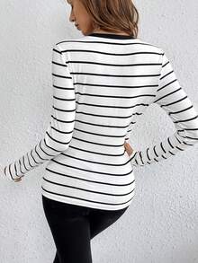 SHEIN Frenchy In sọc Cổ v Áo thun - Đen và trắng - Xem 2