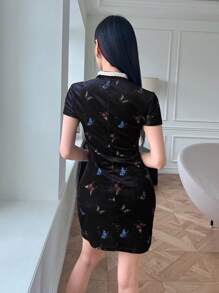 EastFlair 風新款旗袍領絨面蝴蝶圖案印花,精美蕾絲對比色女裝連衣裙 - 黑色 - 查看 2