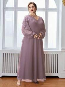 大码女士伴娘礼服，带网眼和蕾丝灯笼袖