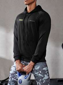 Manfinity Sport Corelite 男友风男士字母印花插肩袖连帽运动卫衣 男友风男士卫衣 - 黑色 - 查看 3