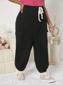 SHEIN CURVE+ 大碼牛仔褲,帶有拉繩腰,帶有蓋口口袋 - 黑色 - 查看 1