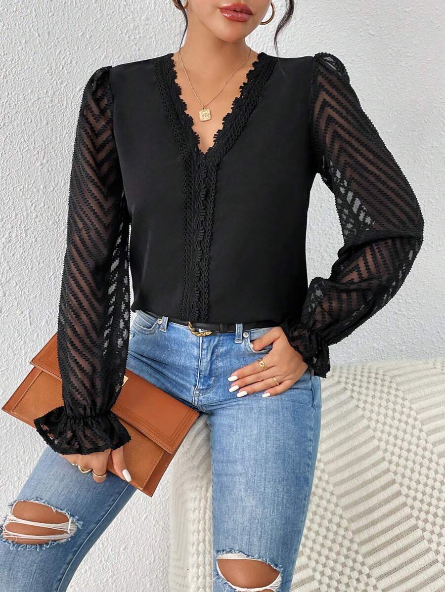 SHEIN Frenchy 凸花蕾絲飾邊荷葉邊袖襯衫 - 黑色 - 查看 1