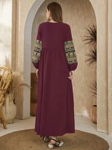 Al Najma 勃艮第红色女式几何图案前开流苏阿拉伯连衣裙，端庄 - 酒紅色 - 查看 2