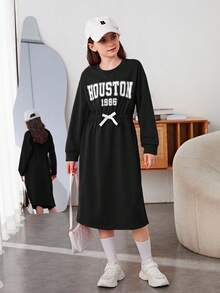 SHEIN 少女寬鬆休閒長袖連衣裙，下擺偏肩設計，帶有字母印花 - 黑色 - 查看 3