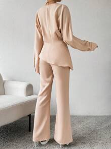 SHEIN Privé 女士不規則下擺披領上衣和喇叭褲套裝 - 卡其色 - 查看 2