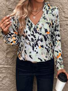 SHEIN LUNE 滿版印花V領襯衫 - 彩色 - 查看 6