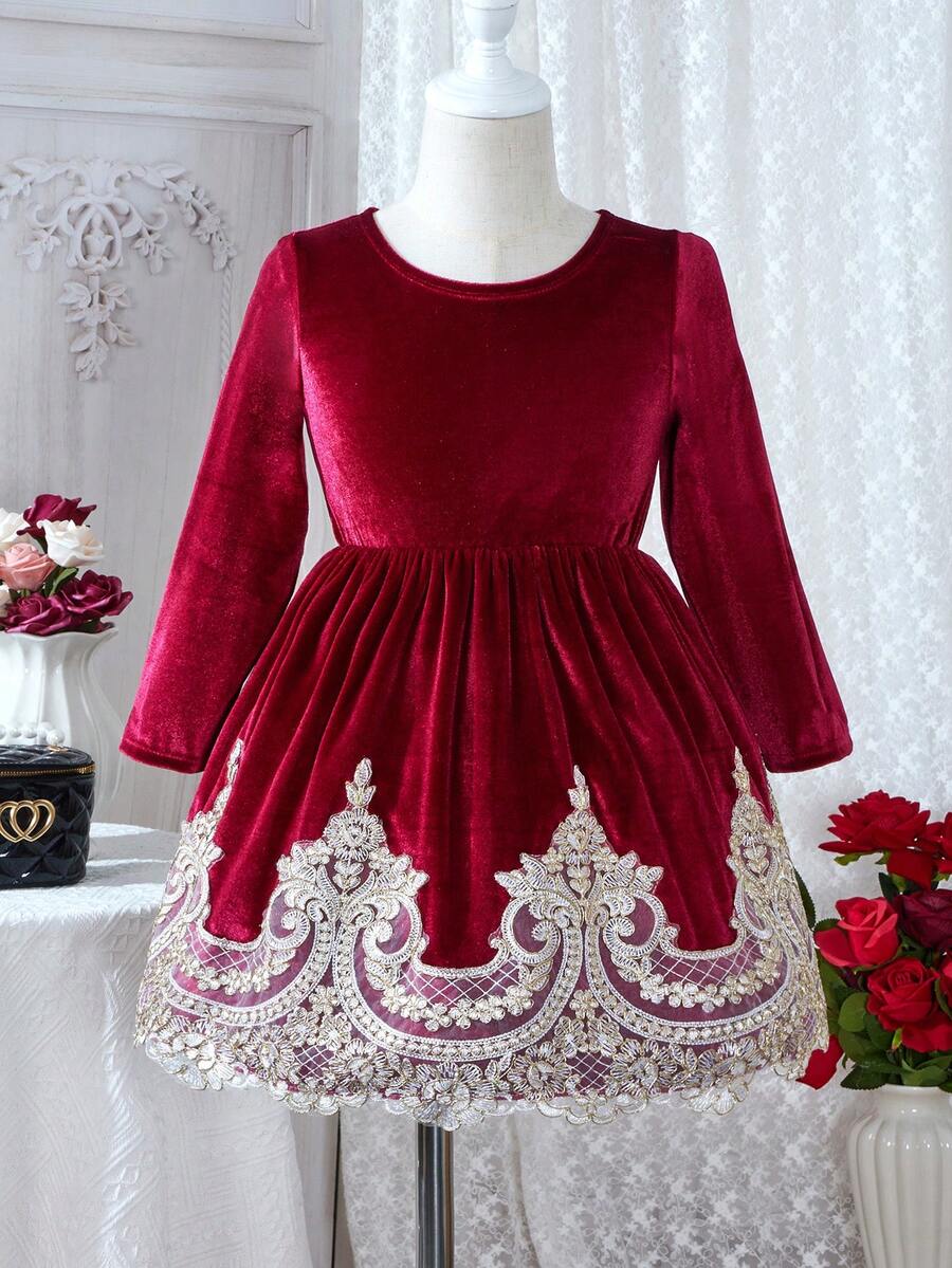 SHEIN Glamorique Kids 女童(小童)繡花絲絨連衣裙,帶有補丁裝飾 - 酒紅色 - 查看 1