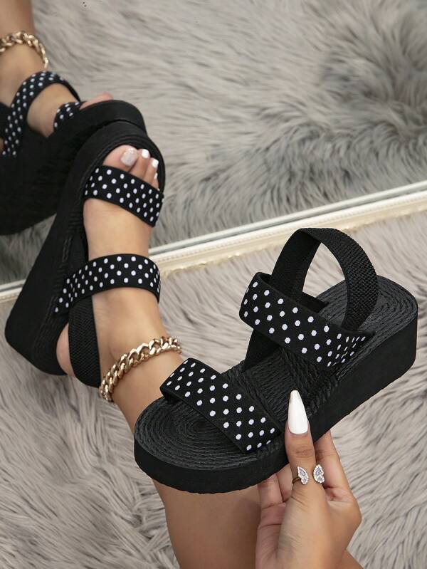 الموضة أسود بنقاط البولكا صنادل شاطئ مع كعب منحدر حذاء كعب عالي و سميك الى الأنشطة في الهواء الطلق