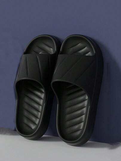 نعال منزلية بلاستيكية للرجال ذات سطح معين لامع ناعم باللون الأسود، مصنوعة من مادة EVA مانعة للانزلاق ومضادة للروائح، مناسبة للاستخدام في الحمام، موديل جديد للخريف/الشتاء