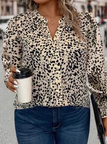 SHEIN CURVE+ Plus Size All-over Printed Notched Neck V-neck Blouse - Multicolor - View 4