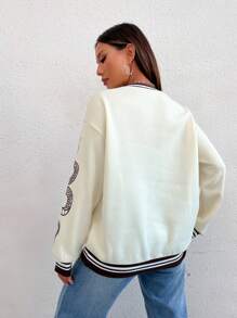 SHEIN Unity 骷髏頭和字母圖案條紋飾邊落肩袖運動衫 - 杏色 - 查看 2