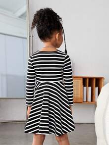 SHEIN Cô Gái Trẻ In sọc Đồ họa chữ & trái tim Đầm - Đen và trắng - Xem 2