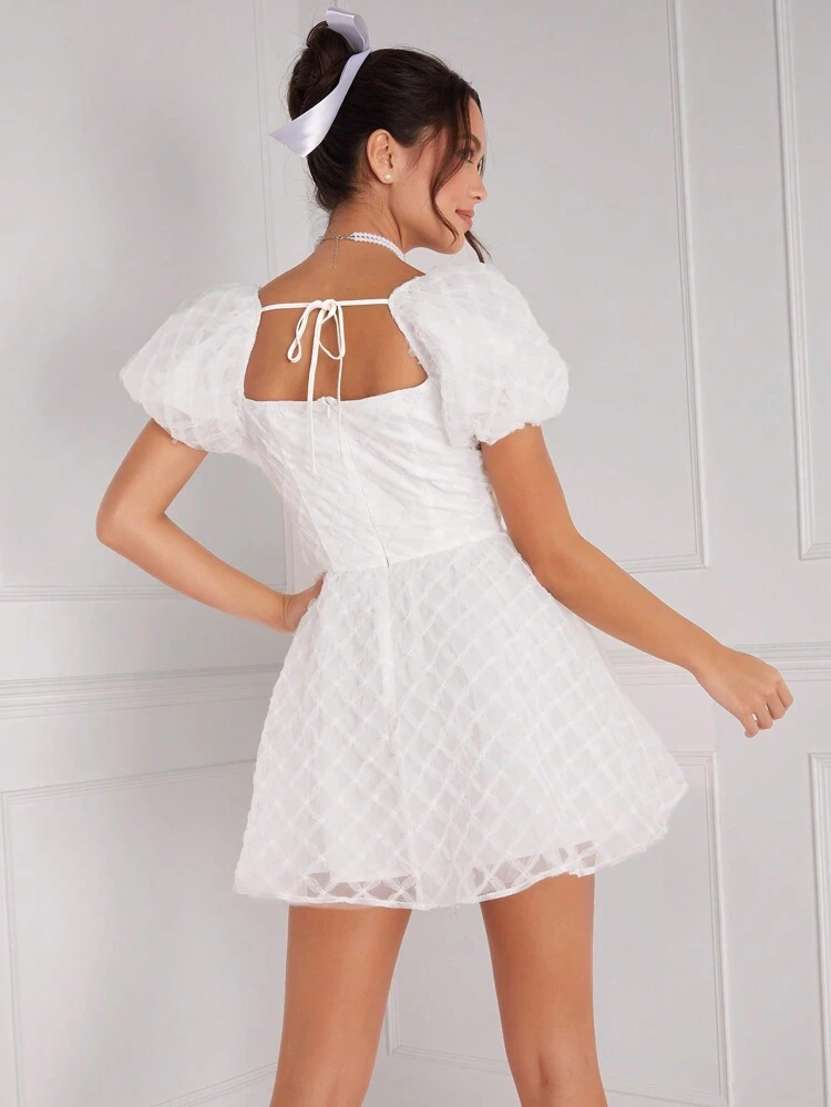 스위트하트 넥라인에 어울리는 베이비 돌 장식의 버블 슬리브 A라인 드레스