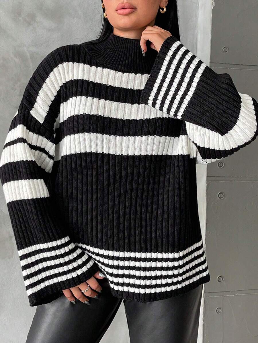 SHEIN Cottnline كنزة صوفية قطنية بنمط شريطي بياقة منسدلة، للشتاء - أبيض وأسود - مشاهدة 1