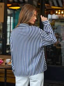 SHEIN Frenchy Camisa con estampado de rayas botones a frente con bolsillo - Azul y blanco - Ver 2