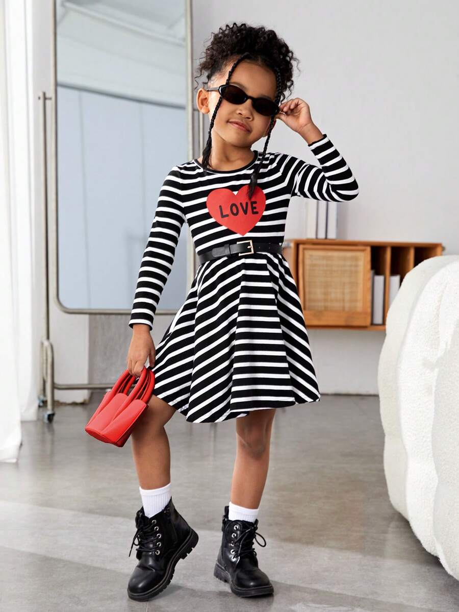 SHEIN Cô Gái Trẻ In sọc Đồ họa chữ & trái tim Đầm - Đen và trắng - Xem 1
