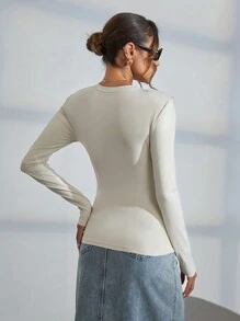 SHEIN Essnce Quý cô Thon gọn Cổ chữ V Áo thun - Màu be - Xem 2